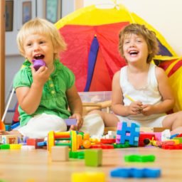 children-playing-with-blocks_1398-4993