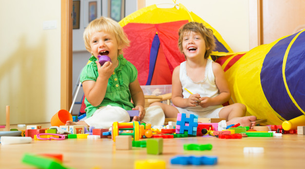 children-playing-with-blocks_1398-4993
